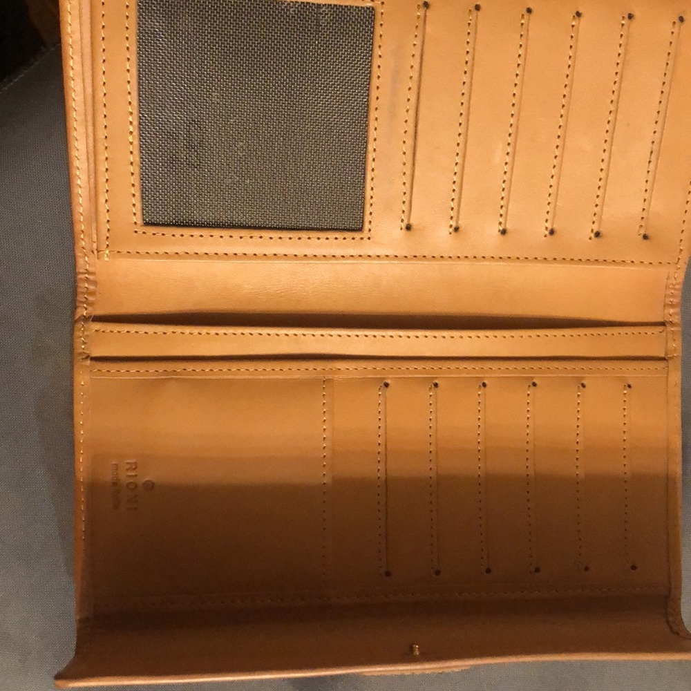 Authentic Rioni wallet gently used - Picture 2 of 6